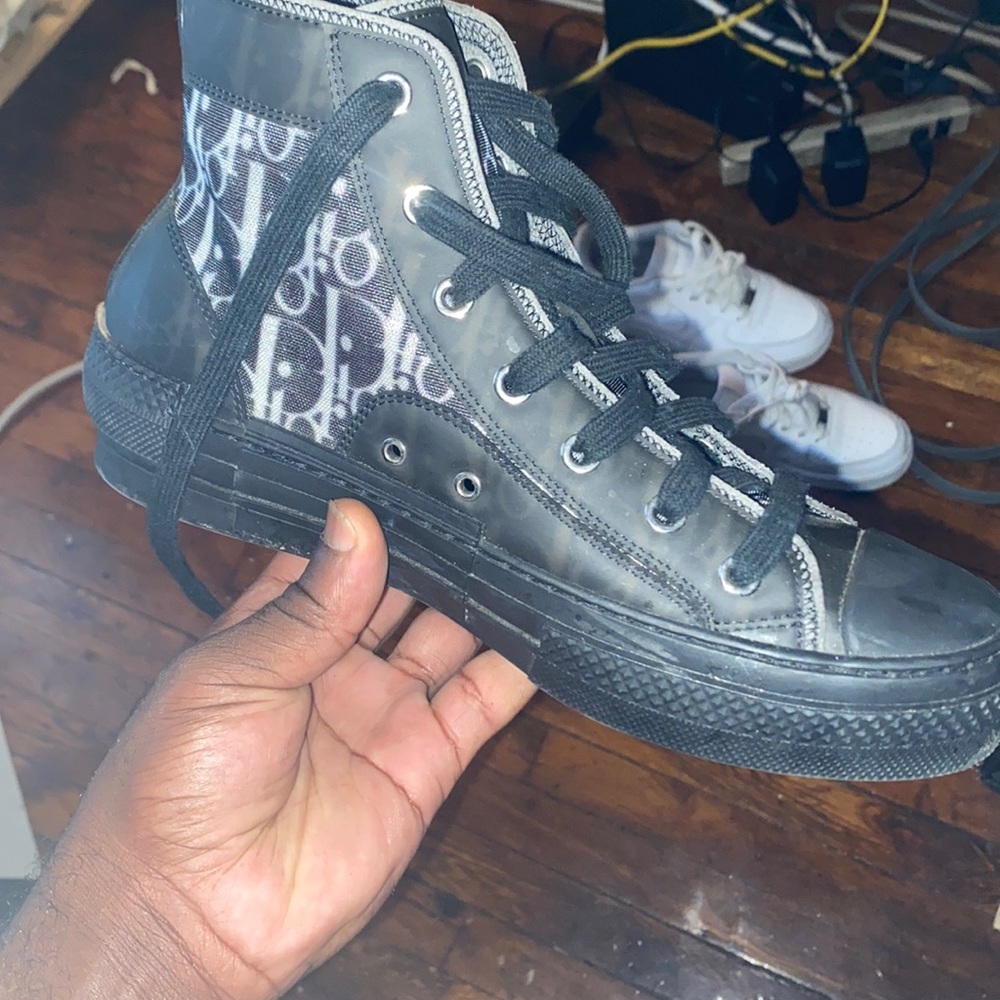 I’m selling Dior sneakers size 38